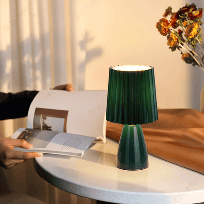 Elegancka Lampka Biurkowa LED ConePleated z Ceramiczną Podstawą i Minimalistycznym Kloszem – Idealna Lampka Nocna do Sypialni i Salonu