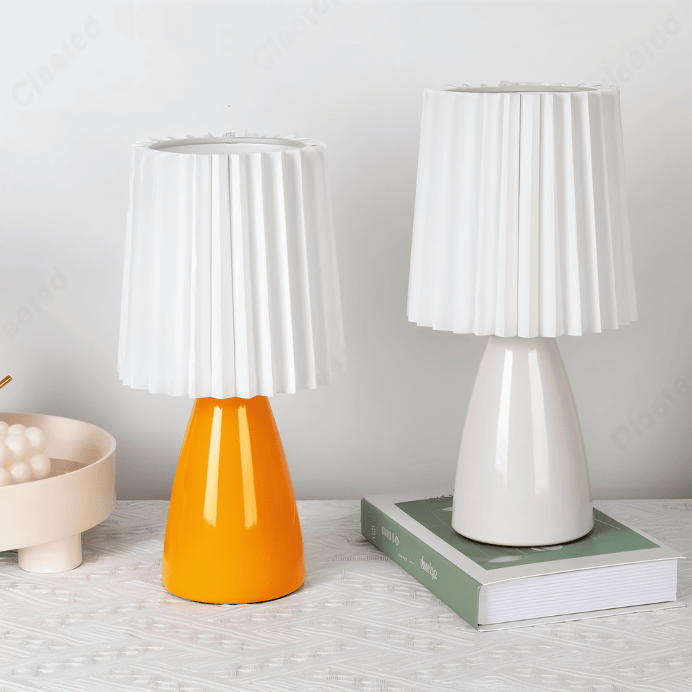 Elegancka Lampka Biurkowa LED ConePleated z Ceramiczną Podstawą i Minimalistycznym Kloszem – Idealna Lampka Nocna do Sypialni i Salonu