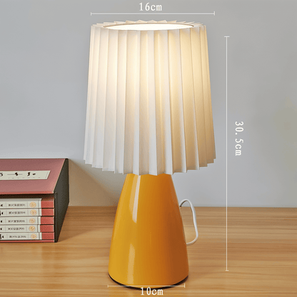 Elegancka Lampka Biurkowa LED ConePleated z Ceramiczną Podstawą i Minimalistycznym Kloszem – Idealna Lampka Nocna do Sypialni i Salonu