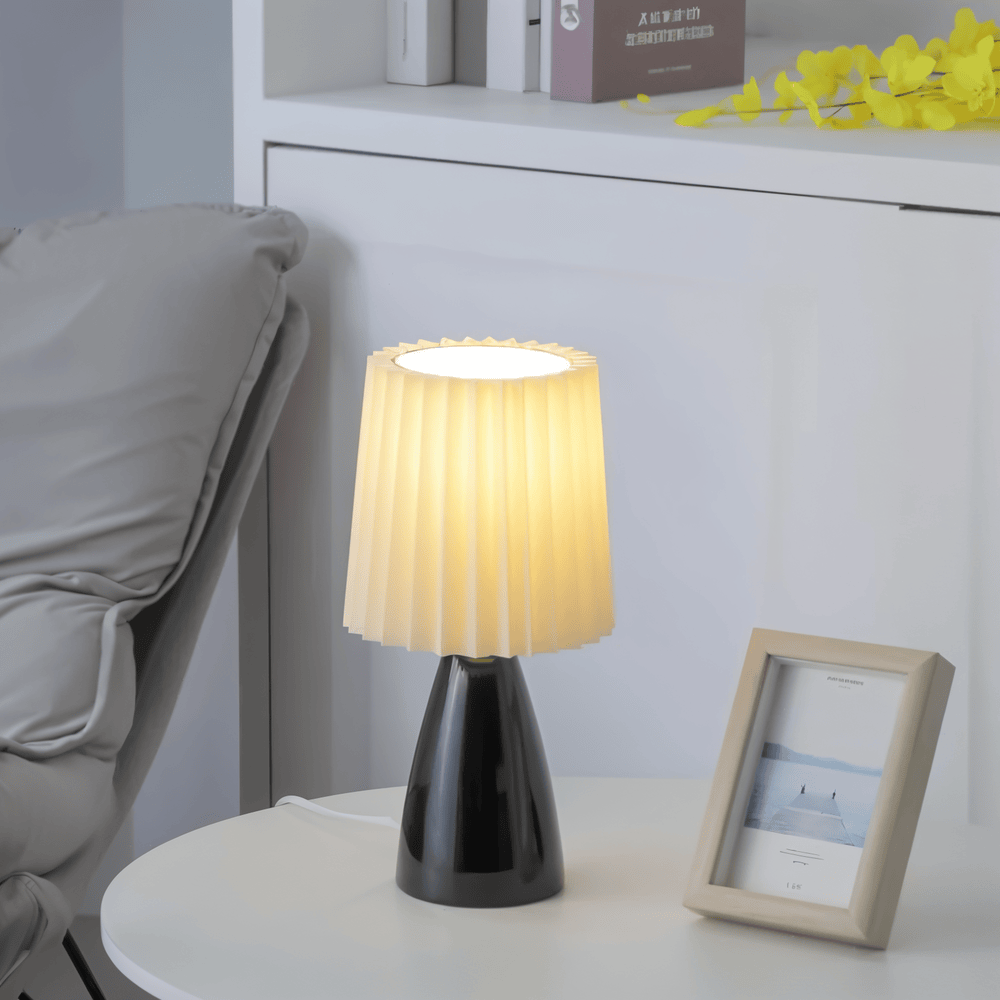 Elegancka Lampka Biurkowa LED ConePleated z Ceramiczną Podstawą i Minimalistycznym Kloszem – Idealna Lampka Nocna do Sypialni i Salonu