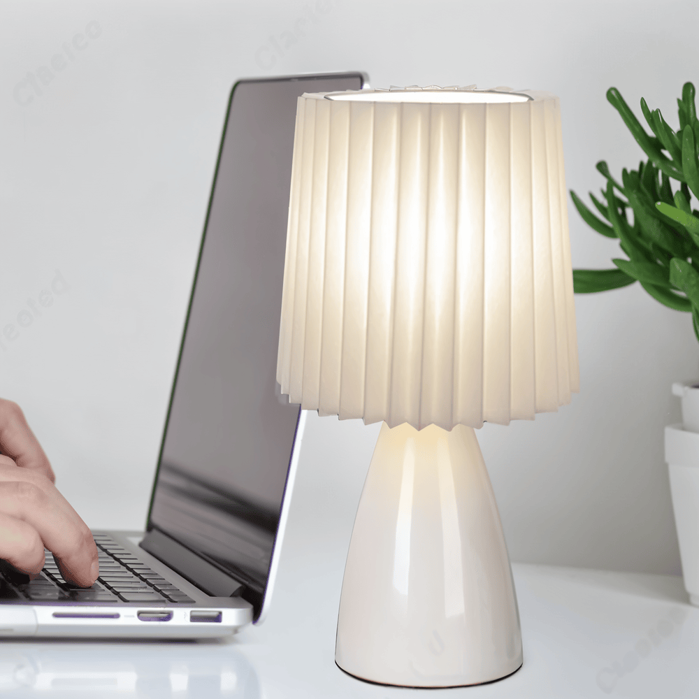 Elegancka Lampka Biurkowa LED ConePleated z Ceramiczną Podstawą i Minimalistycznym Kloszem – Idealna Lampka Nocna do Sypialni i Salonu